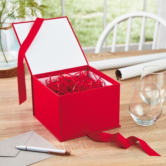 Hallmark Red Large Ribbon Tied Gift & Keepsake Box - Picture 7 of 10